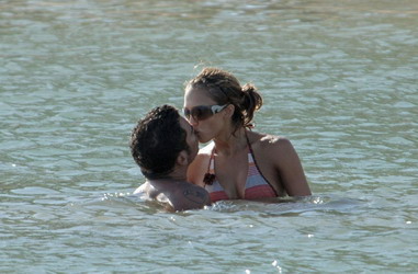 Srie de photos # 01 de Jessica Alba sur la plage
